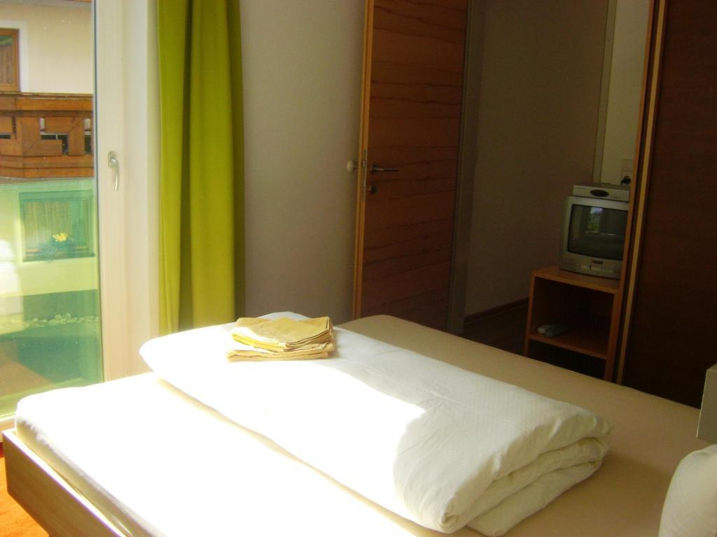 Almandin Apartments イシュグル 部屋 写真