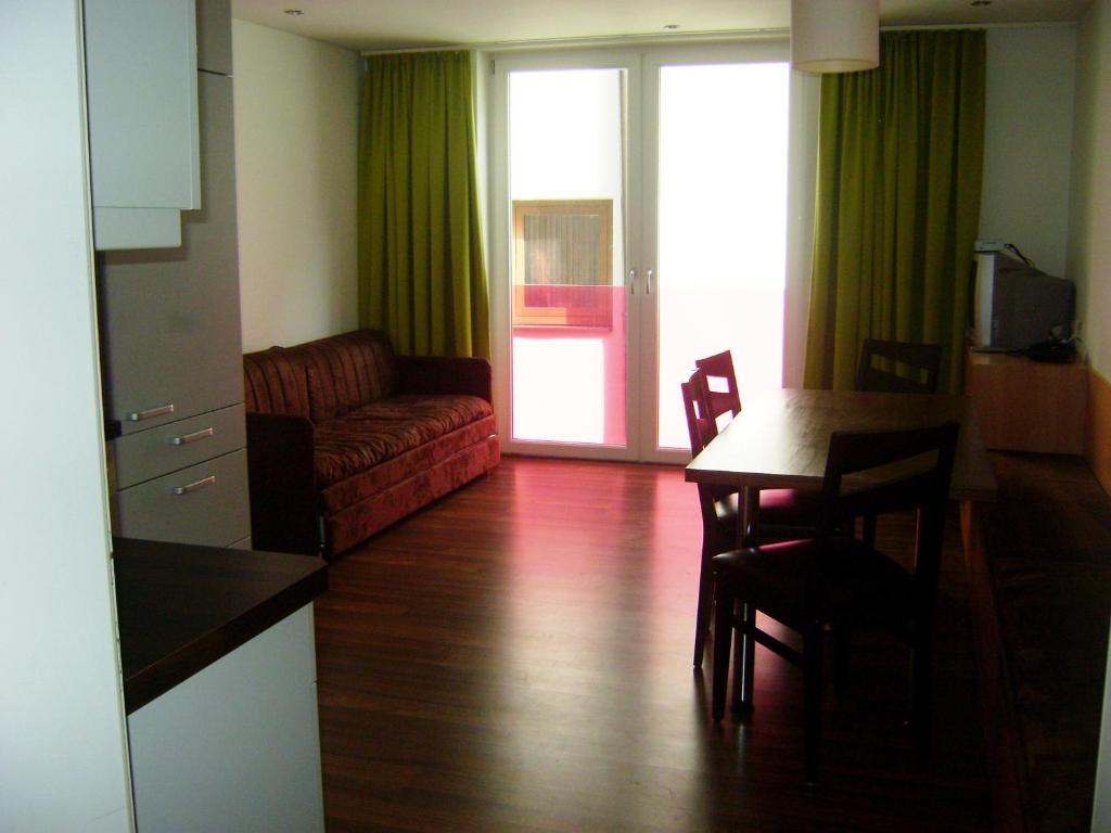 Almandin Apartments イシュグル 部屋 写真